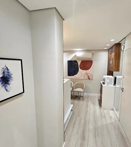 Corredor da clínica com consultórios